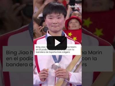 Embedded thumbnail for Video: La deportista china Bingjiao rinde homenaje a Carolina Marín tras la lesión de la española