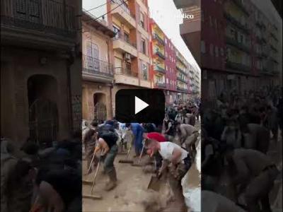 Embedded thumbnail for Video: Decenas de voluntarios siguen trabajando sin descanso en Massanassa 8 días después de la DANA