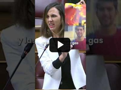 Embedded thumbnail for Video: Belarra muestra en el Congreso las imágenes de personas quemándose vivas por culpa de Israel