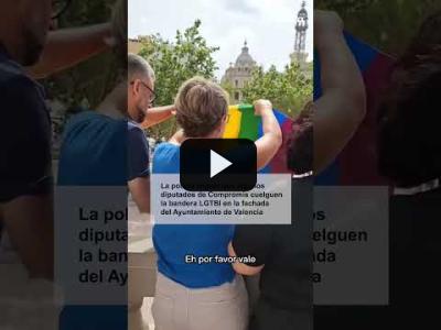 Embedded thumbnail for Video: La policía impide que diputados de Compromís desplieguen la bandera LGTBI en Valencia