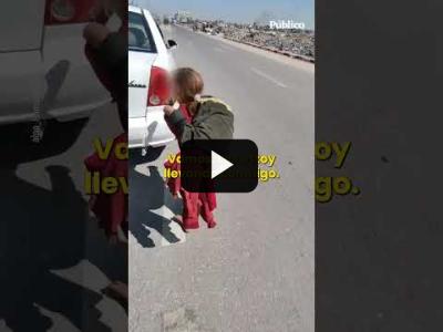 Embedded thumbnail for Video: &amp;quot;Ella no puede caminar&amp;quot;: una niña lleva a su hermana a hombros en Gaza durante más de una hora